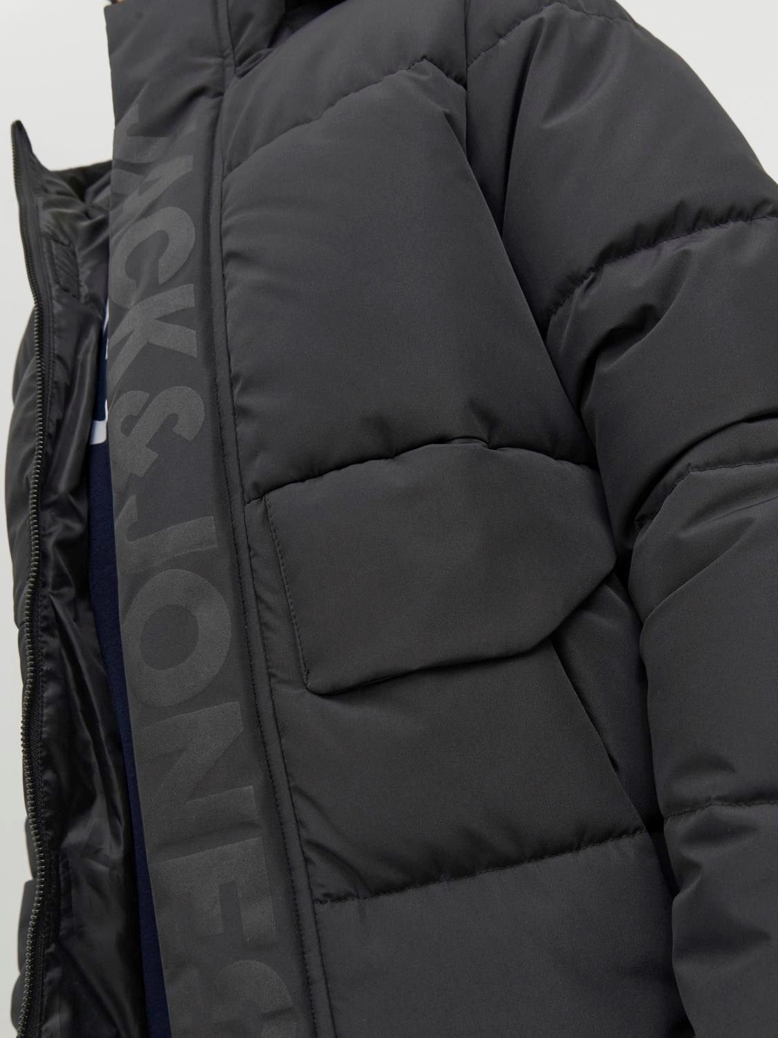 JACK & JONES - CAPA JCOSPEED NEGRA