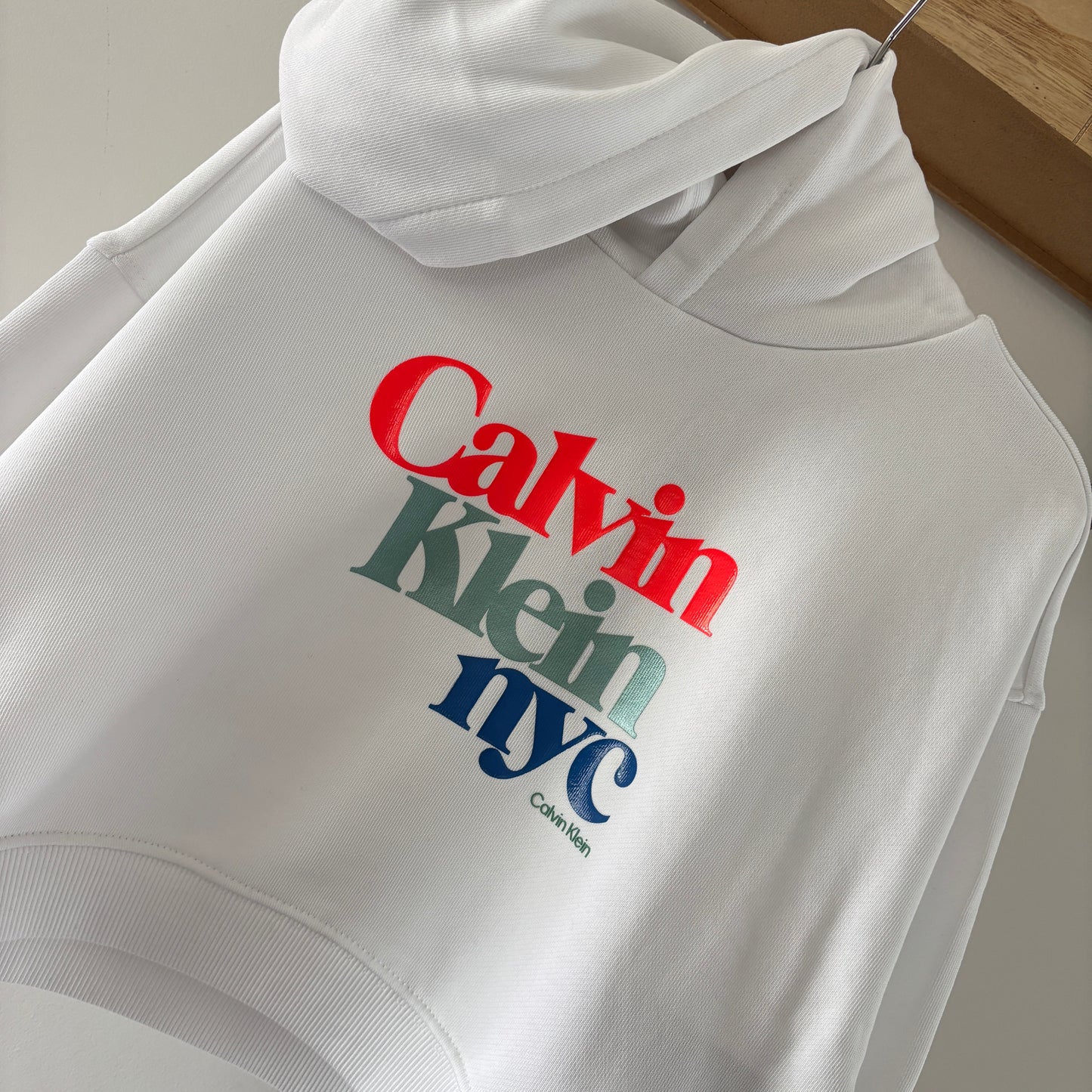 Calvin Klein - Firma de perlas con capucha blanca