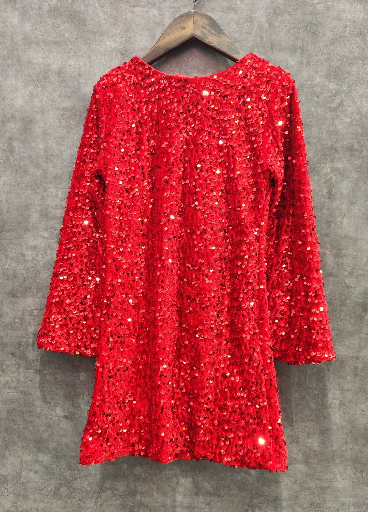 Robe rouge à sequins avec noeud