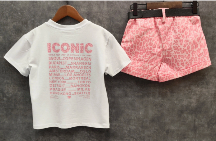 T-shirt backprint ICONIC + Short imprimé léopard avec ceinture ROSE