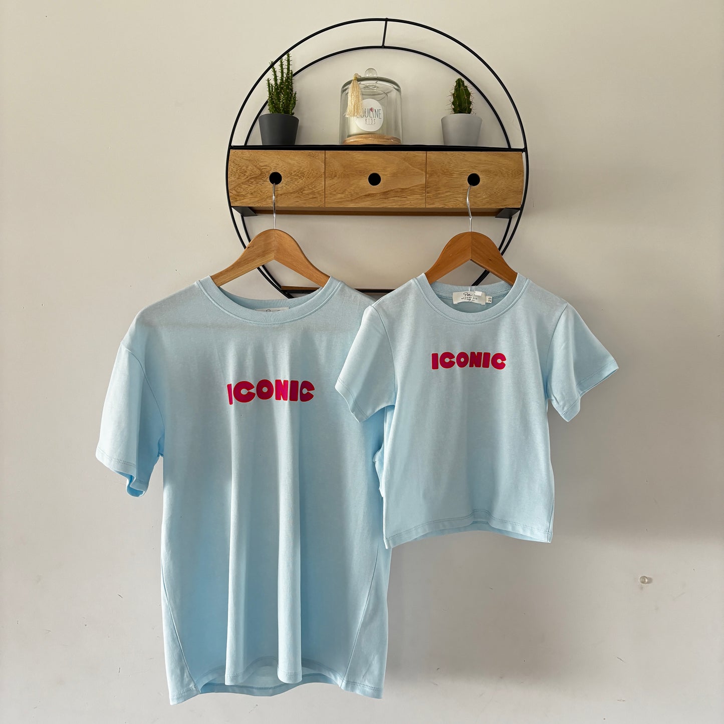 Madre e hija - Camiseta azul ICÓNICA