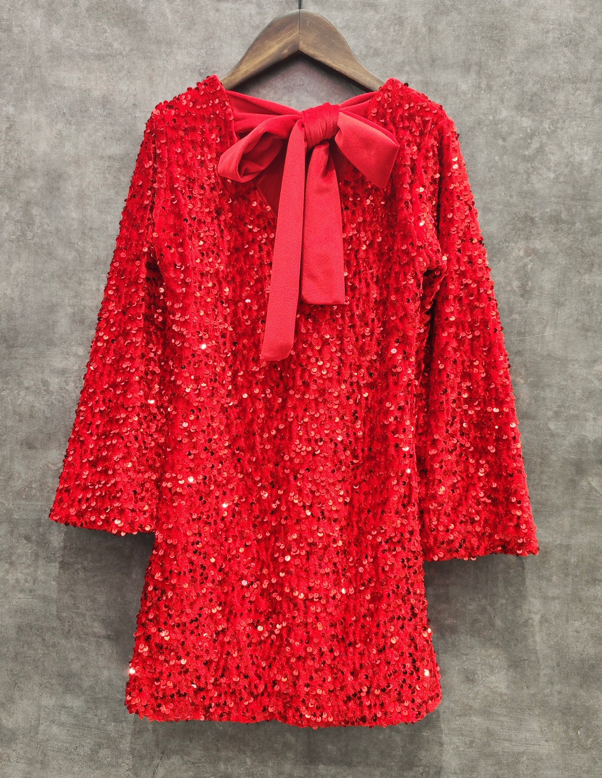 Robe rouge à sequins avec noeud