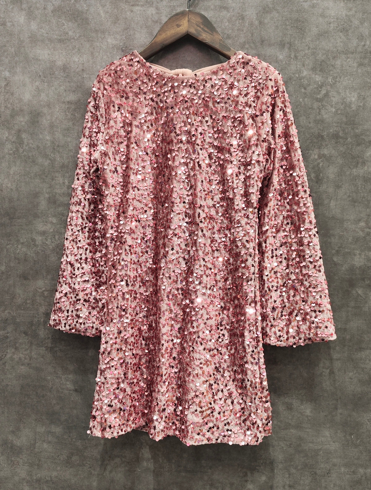 Robe rose à sequins avec noeud