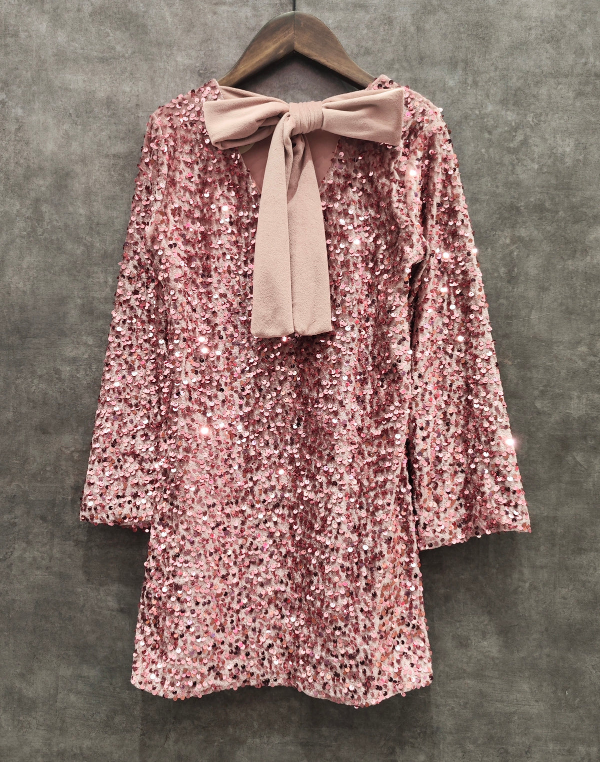 Robe rose à sequins avec noeud