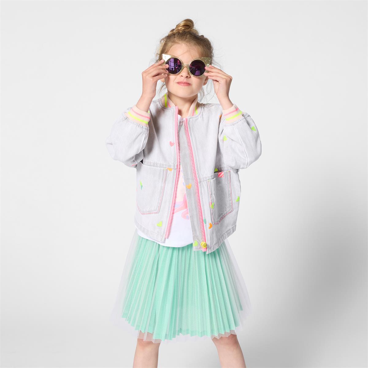 Billieblush – Graue Jeansjacke, bestickt mit bunten Herzen